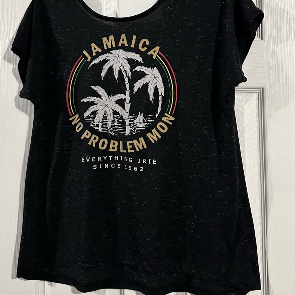 Groovy Bay ladies Jamaica No Problem Graphic Design T-shirt is a size XL.